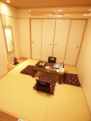 Family Suite, Multiple Beds, Non Smoking (Yellow)