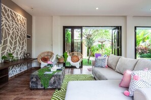 Superior-Villa, 3 Schlafzimmer | Wohnbereich | LED-Fernseher