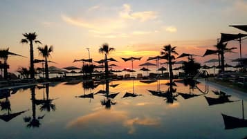 Een binnenzwembad, 2 buitenzwembaden, parasols voor strand/zwembad