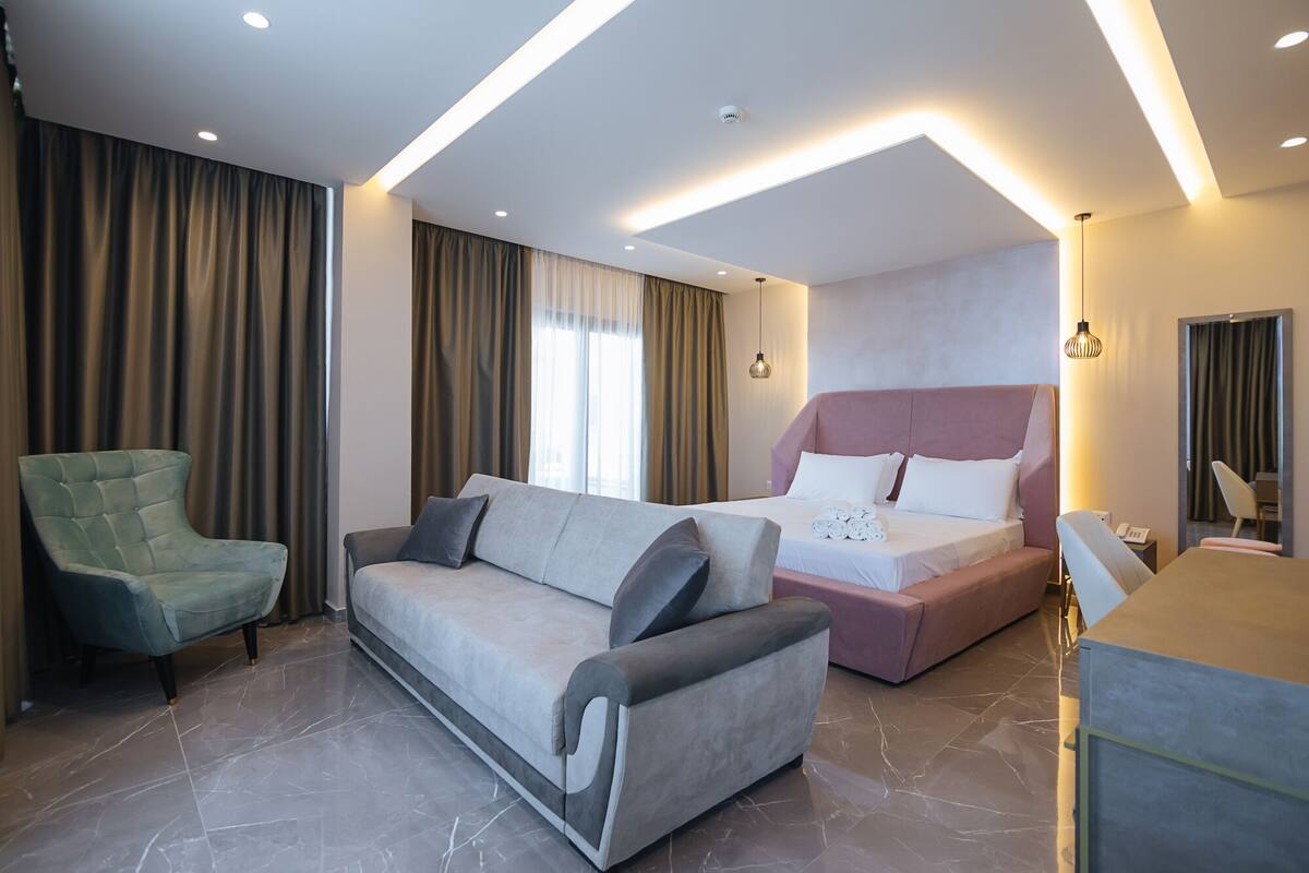Junior Studio Suite | Hypo-allergenic bedding available, down comforters, memory foam beds