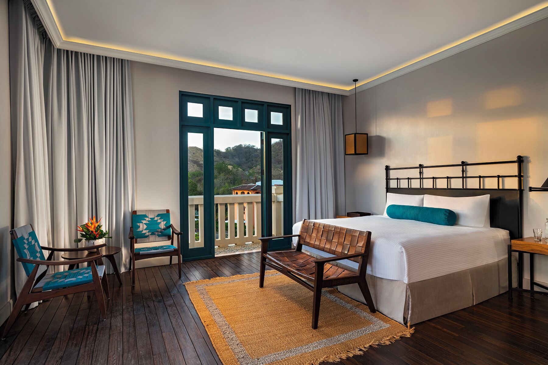 superior suite | premium bedding, pillow-top beds, minibar, in-room safe