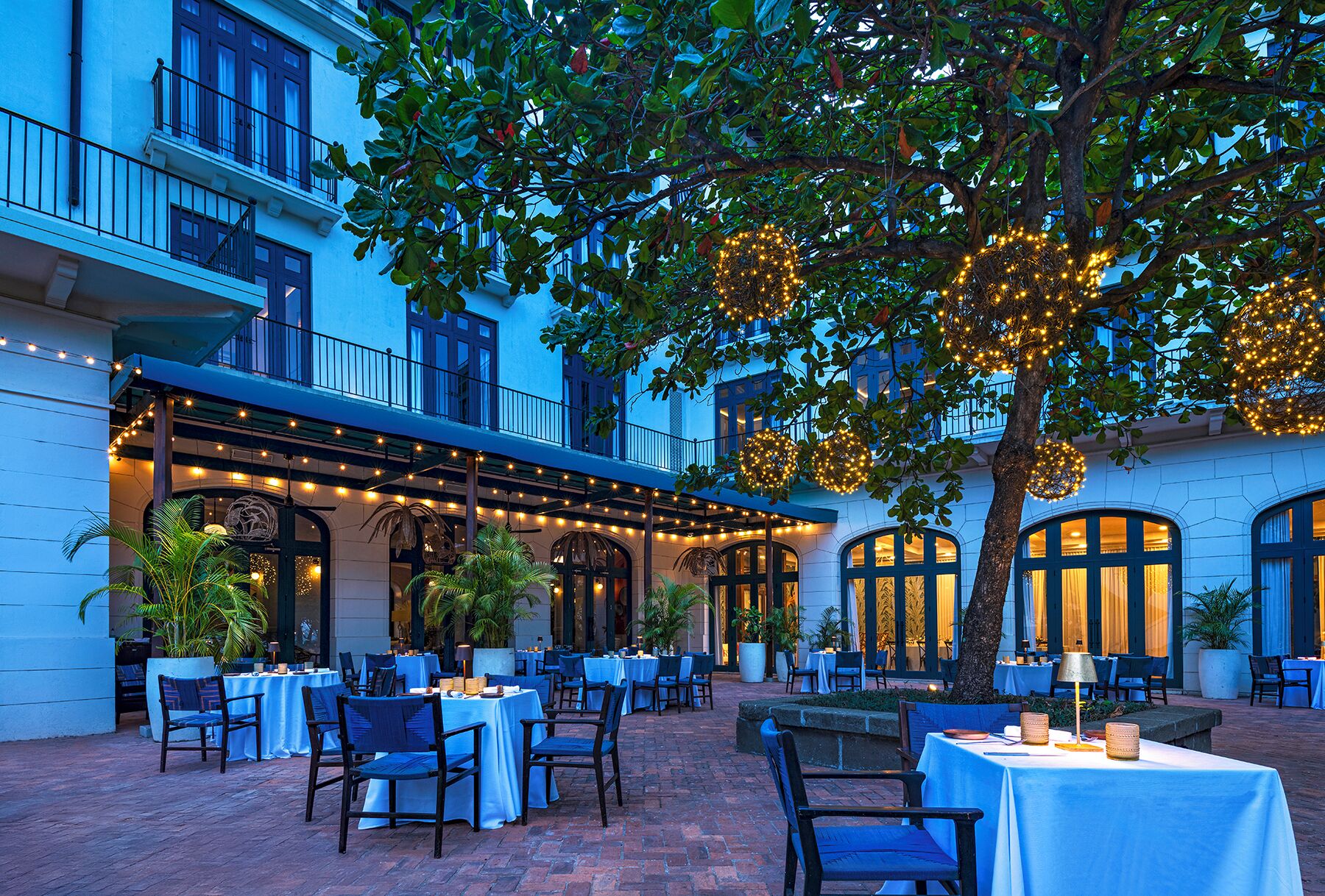 2 restaurants, breakfast, lunch served; local and international cuisine