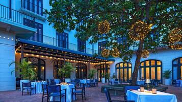 2 restaurants, spécialités Cuisine locale et internationale