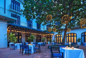 2 restaurants; breakfast, lunch, and dinner served