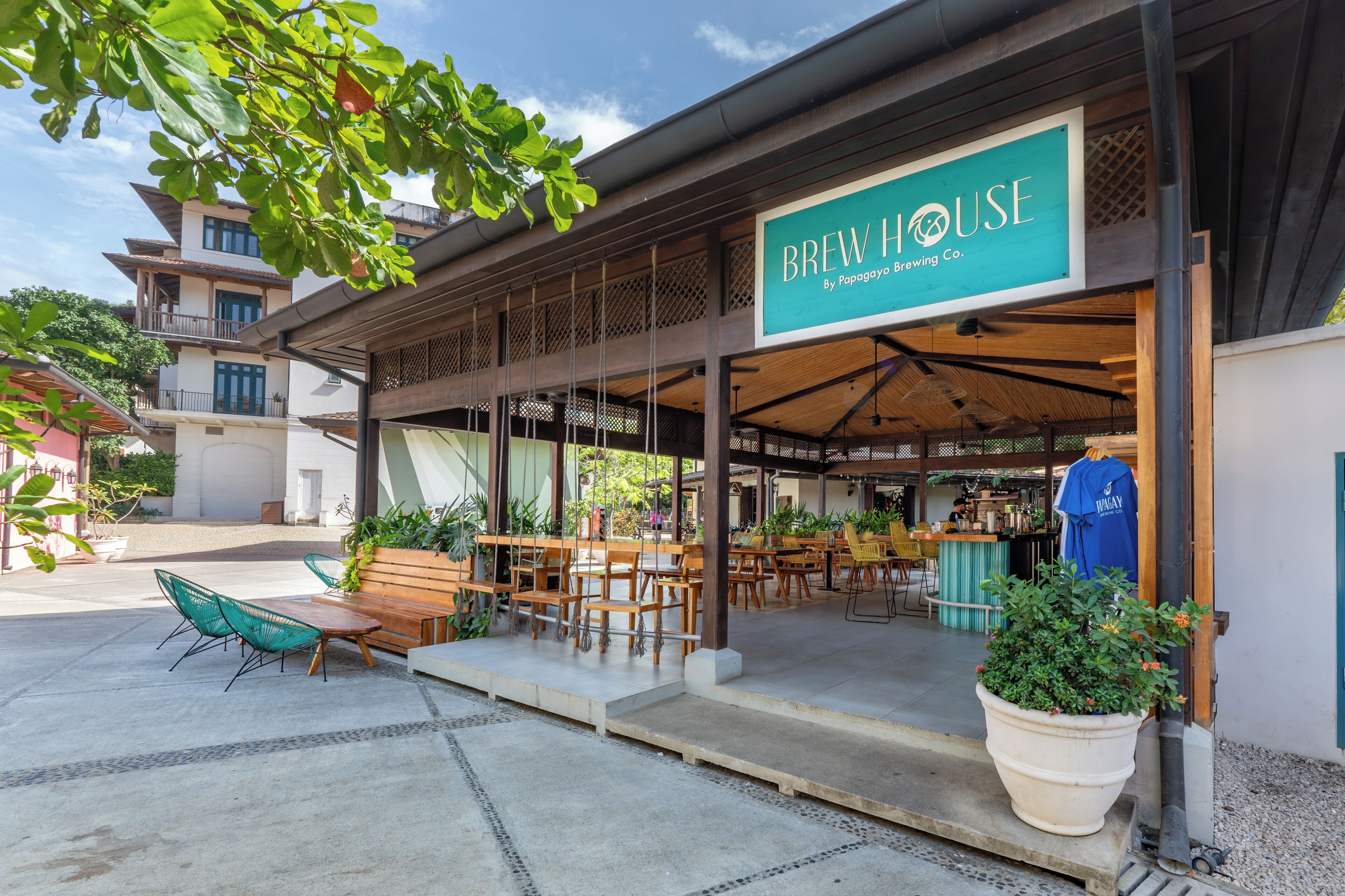 Un bar à bières de Papagayo Brewing Co., doté d’une terrasse et d’un patio couvert.