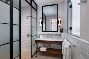 Shower, rainfall showerhead, free toiletries, hair dryer