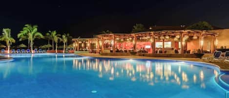 2 kolam renang outdoor