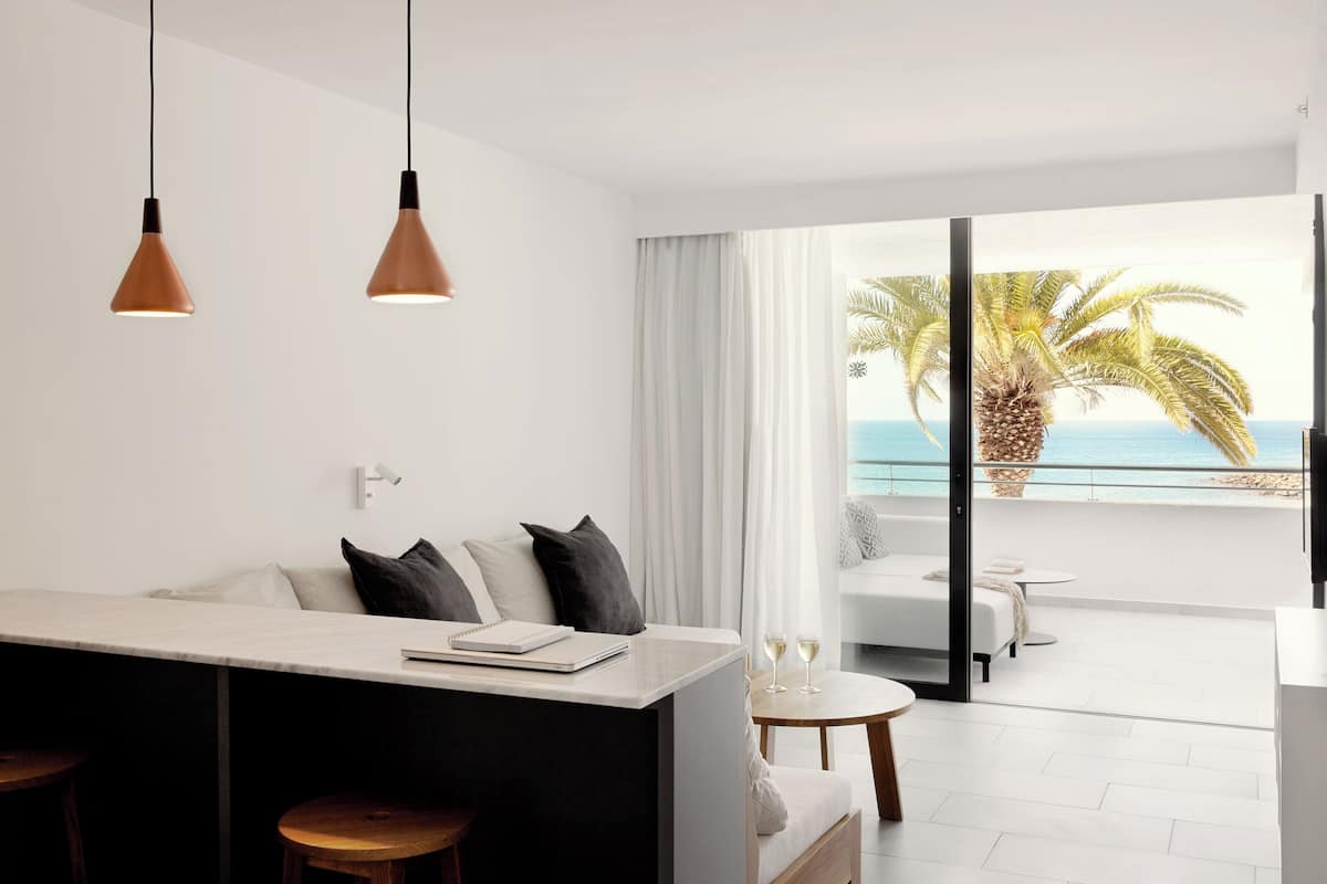 Apartamento Deluxe | Zona de estar | Una televisión de pantalla plana, una mesa de tenis de mesa