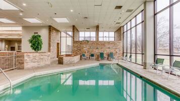 Alberca techada y alberca al aire libre