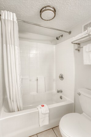 Free toiletries, hair dryer, towels - OYO Townhouse Owensboro West (Owensboro)
