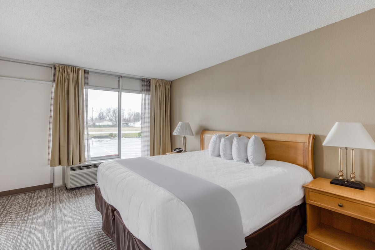 Room, 1 King Bed, Accessible | Desk, iron/ironing board, free WiFi