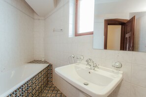 Suite | Badkamer | Gratis toiletartikelen, een haardroger, handdoeken