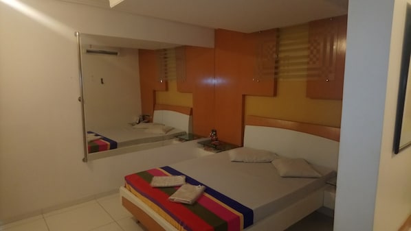 Economy Double Room, 1 Queen Bed, Accessible, Smoking | Hypo-allergenic bedding, minibar, free WiFi, bed sheets