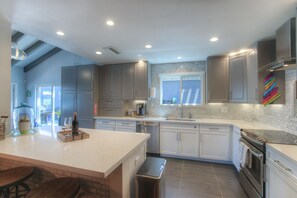 Appartement | Privékeuken | Een koelkast, een magnetron, een oven, een kookplaat