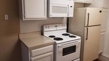 Private kitchen | Fridge, oven, stovetop, coffee/tea maker