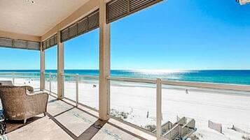 Apartment (acomodates up to 26 guests) | Balcony