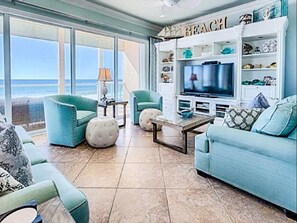 Apartment (acomodates up to 26 guests) | Living area