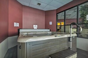 Apartment | Indoor spa tub