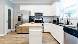 Appartement | Privékeuken | Een koffiezetapparaat/waterkoker, een koelkast, een magnetron, een oven