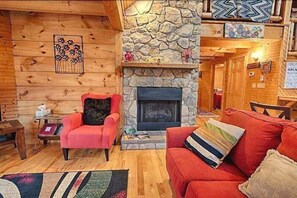 Una televisión, una chimenea