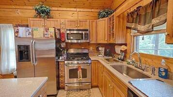 Lemari es, microwave, oven, dan kompor