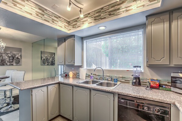 Condo, varias camas (Home near the Strip and Hard Rock!) | Cocina privada | Cafetera y tetera, refrigerador, microondas y horno 