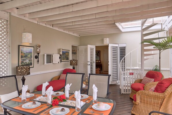 Villa | In-room dining