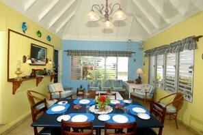 Villa | Essbereich im Zimmer