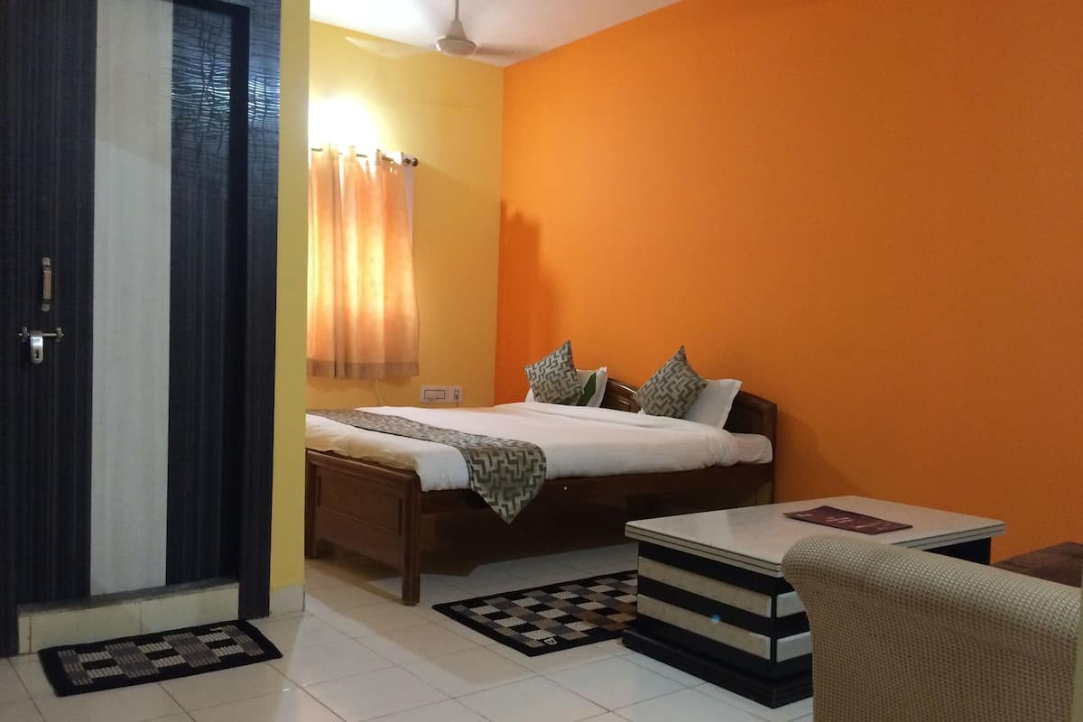 Deluxe Double Room, Multiple Beds, Non Smoking | Soundproofing, rollaway beds, free WiFi, bed sheets
