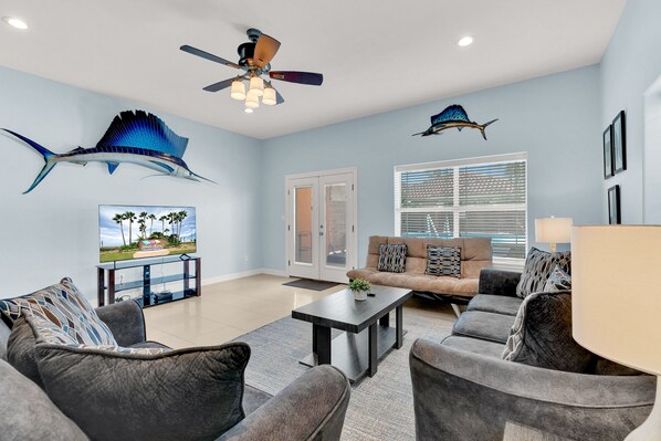 TV, lettore DVD, giocattoli, impianto stereo