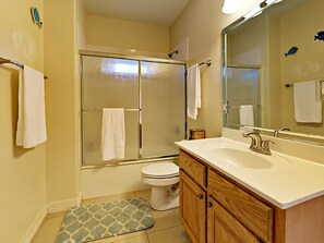 Combined shower/bathtub, hair dryer, towels, soap - 3-Bedroom condo with private pool steps away from the beach!! (South Padre Island)
