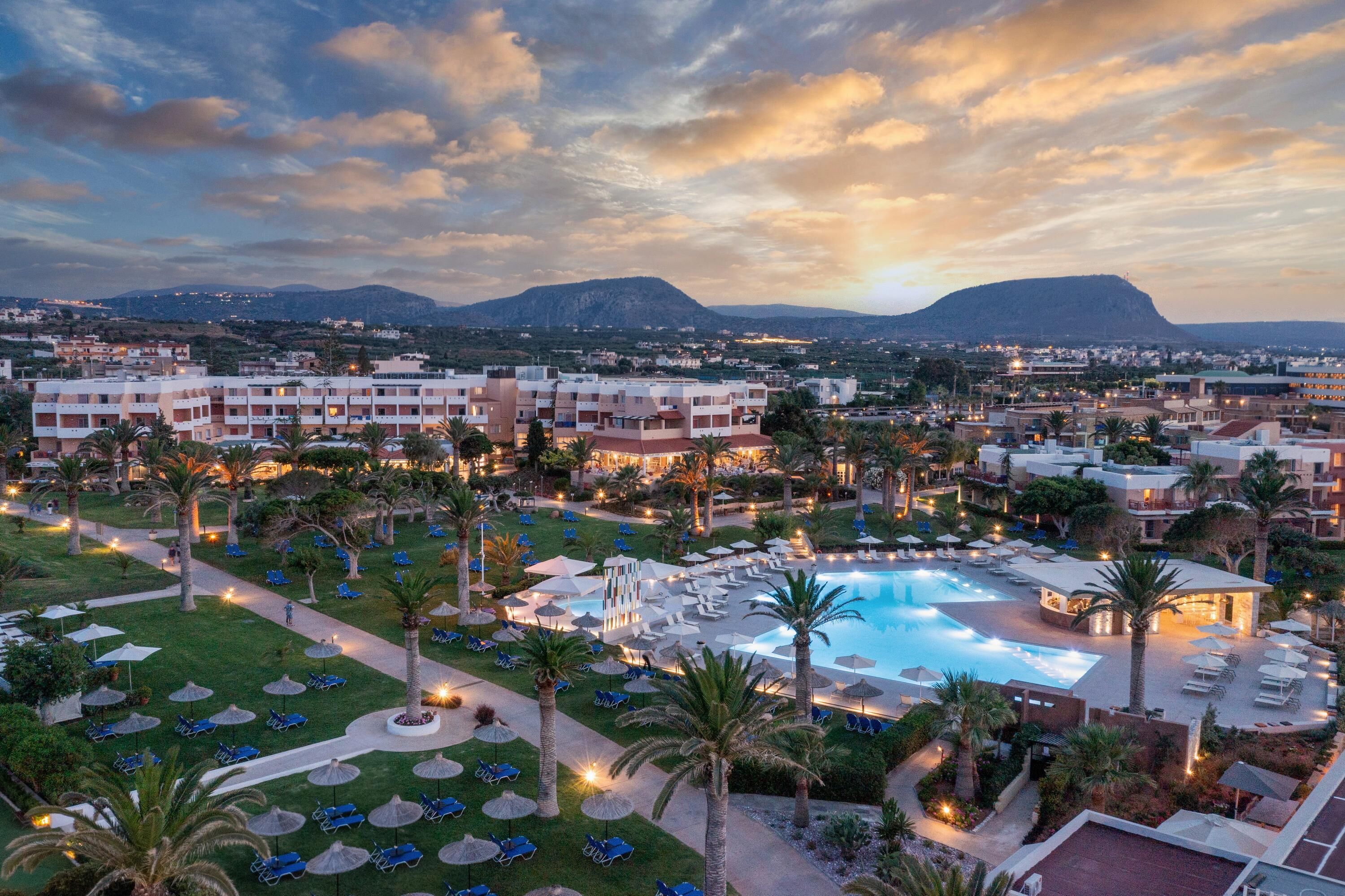 Außenpool, Sonnenschirme, Liegestühle