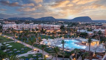 Piscine extérieure, parasols de plage, chaises longues