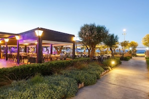 4 bars/lounges, poolside bar