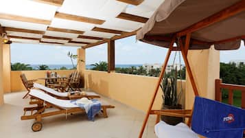 Suite Deluxe, vista al mar | Terraza o patio