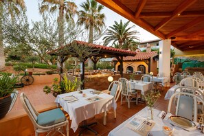 4 restaurants, breakfast, lunch, dinner served; international cuisine - Anissa Beach & Village (Hersonissos)
