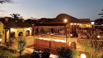 4 restauranter; serverer morgenmad, frokost og internationale retter