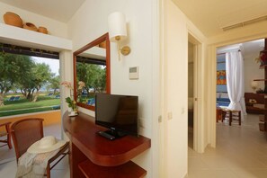 Deluxe Suite, Sea View | Room amenity