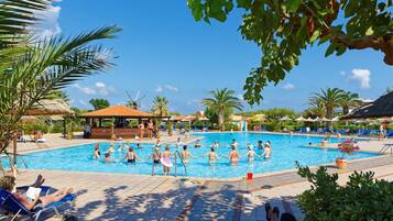 Piscine extérieure, parasols de plage, chaises longues