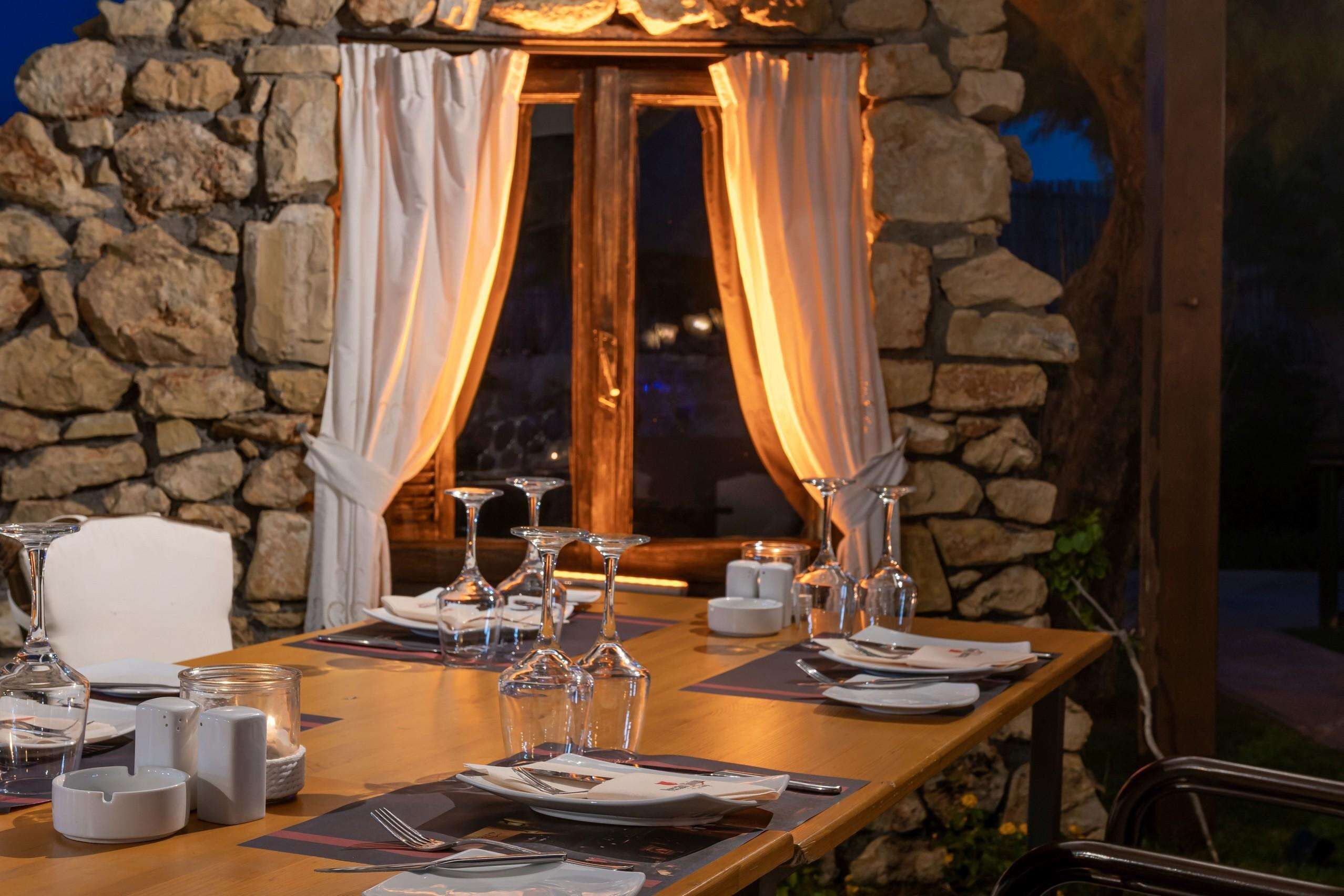 4 restaurants, breakfast, lunch, dinner served; international cuisine