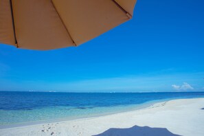 En la playa, camastros y toallas de playa 