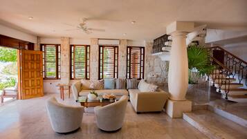 Una televisión, un reproductor de DVD, libros, una videoteca