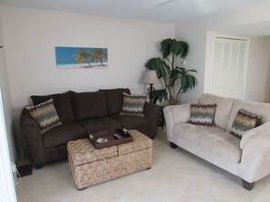 TV - Waterfront Paradise awaits Royal Harbor in in Old Naples (Naples)
