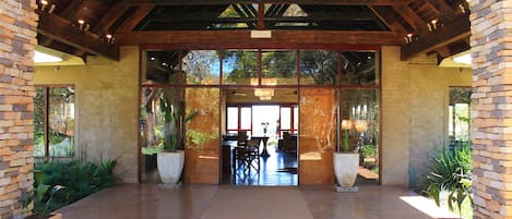 Pintu masuk properti