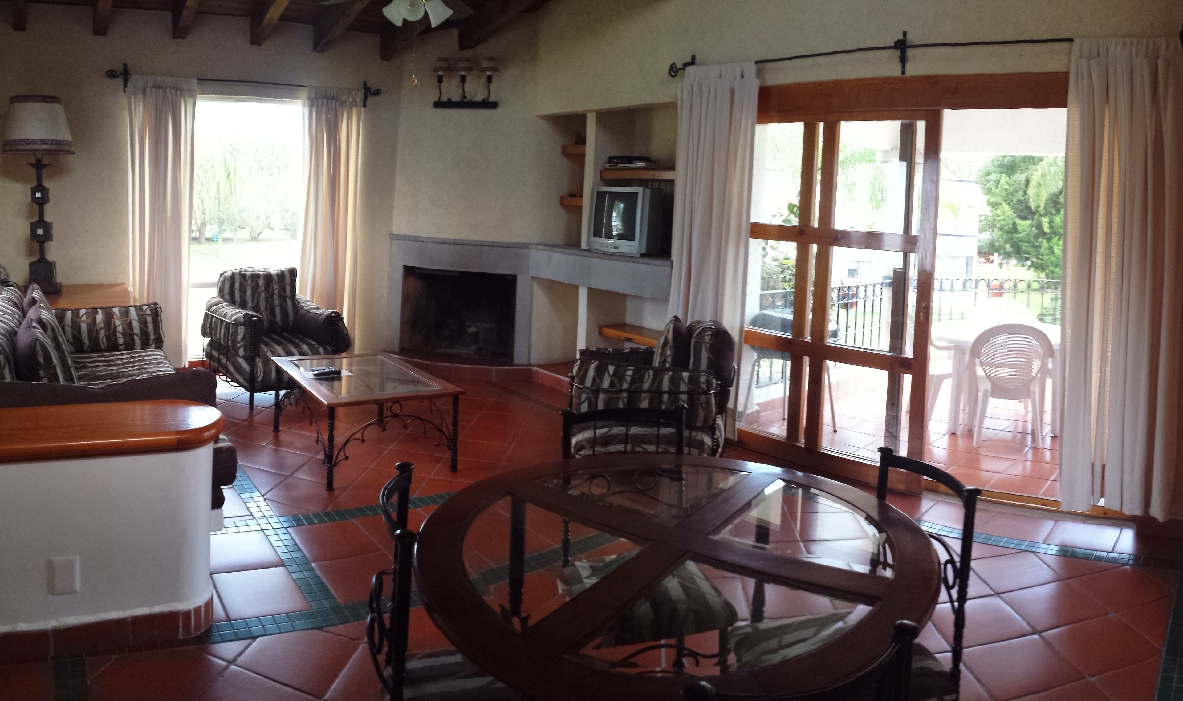 Mediterranea Planta Alta | Sala de estar | Televisión de pantalla plana de 35 pulgadas con canales vía satélite 