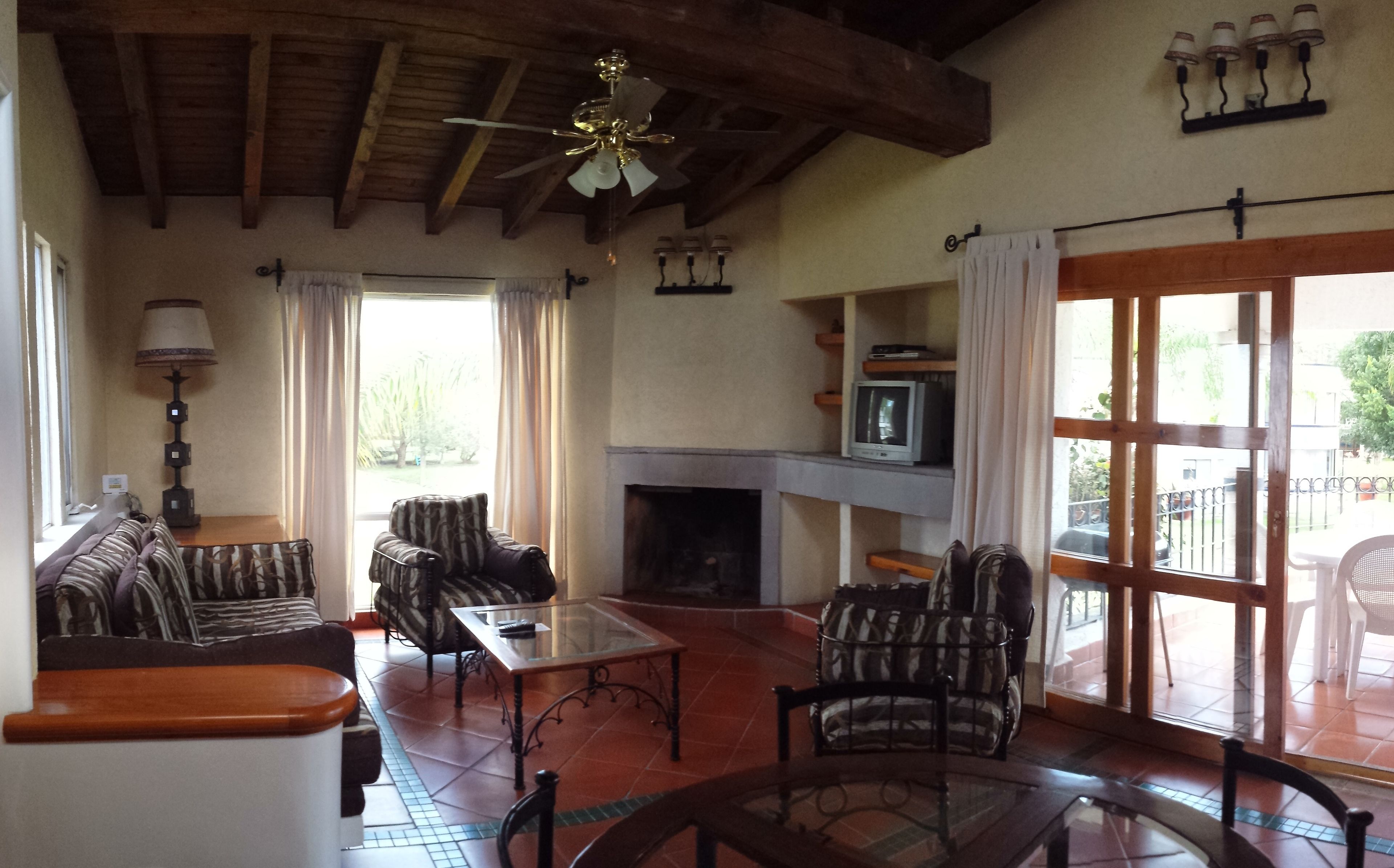 Mediterranea Planta Alta | 客廳 | 35-吋平面電視、衛星頻道、電視、壁爐