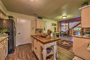 Interior - Spacious Conroe Home w/ Foosball & Pool Table! (Conroe)