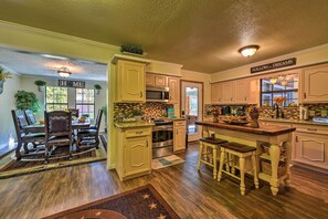 Fridge, microwave, stovetop, dishwasher - Spacious Conroe Home w/ Foosball & Pool Table! (Conroe)