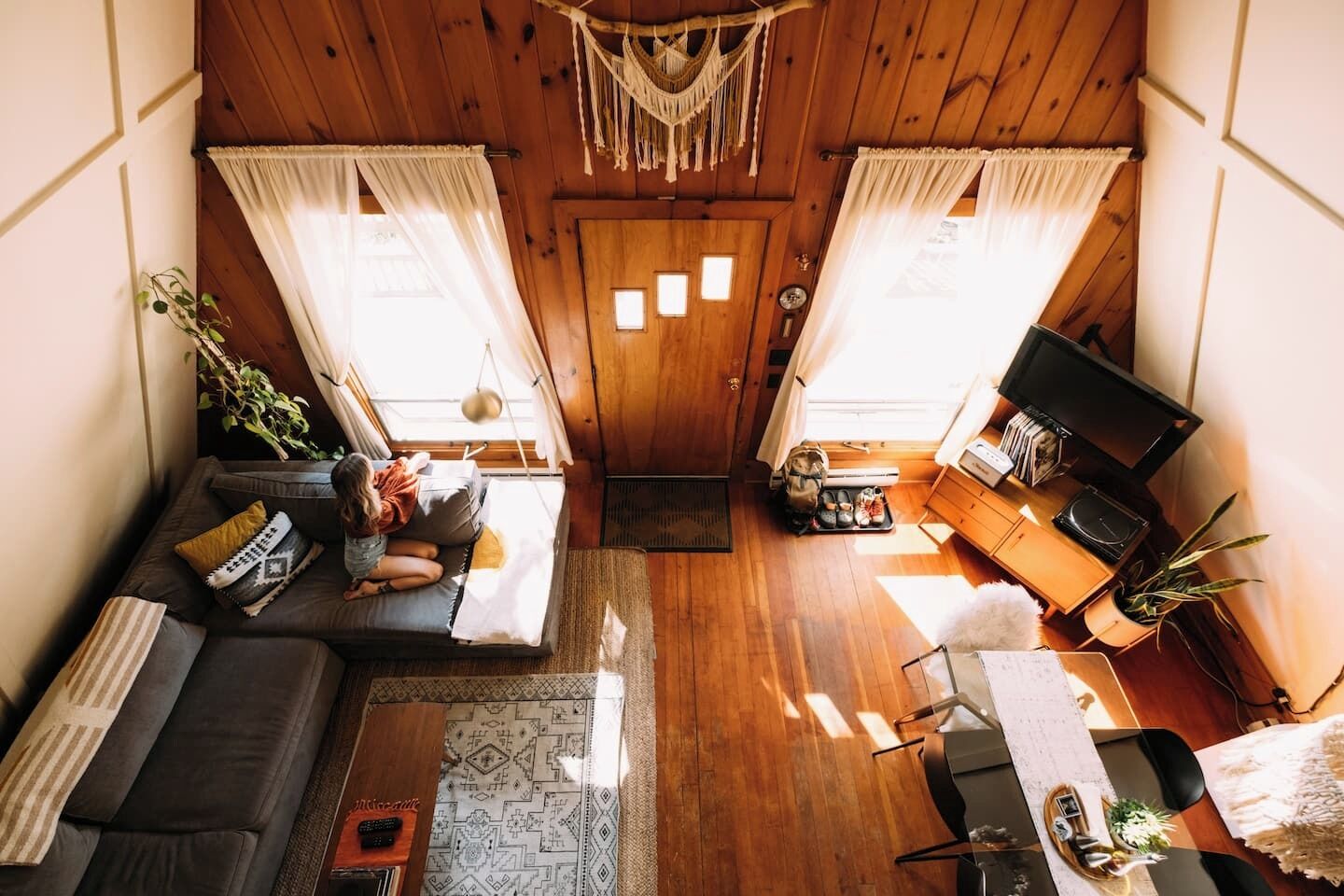 Smart TV, fireplace, Netflix, Hulu