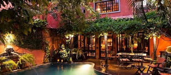 Villa Oasis: A luxury villa just steps to beach with private pool, WIFI & A/C